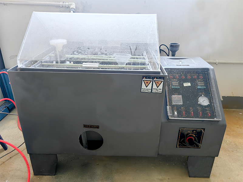 Zoutsproeitestmachine